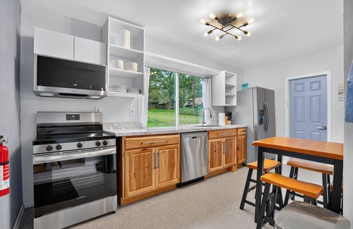Pointblank Casa | NEW! Evergreen Estate with Rooftop Balcony & Games