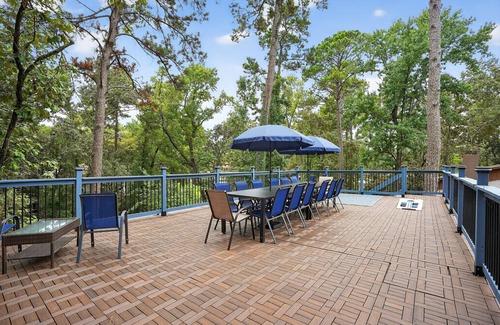 Pointblank Casa | NEW! Evergreen Estate with Rooftop Balcony & Games