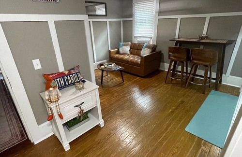 Conway Apartamento | New "Fall" Look - 2 BR Loft Suite - 520 sf - balcony - deck - private entrance