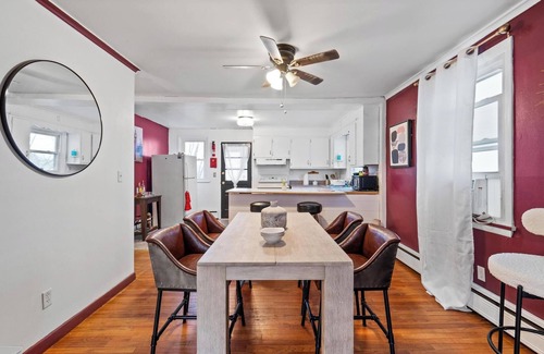 Scranton Casa | NEW! " Harlem Night" open concept 2 bed flat a few min from downtown and lake