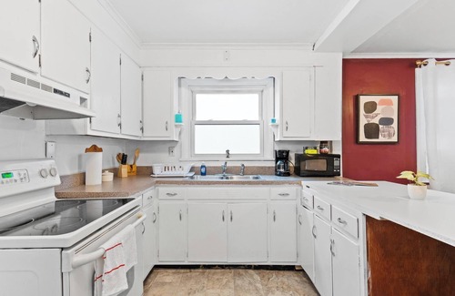Scranton Casa | NEW! " Harlem Night" open concept 2 bed flat a few min from downtown and lake