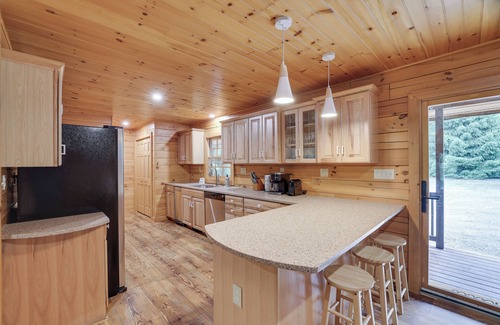 Greentown Cabina | NEW Family Cabin near Lake Wallenpaupack-Hot Tub-Trails
