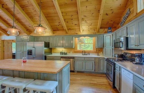 Maggie Valley Cabina | New! Family friendly! Hot tub! Firepit! Beautiful view of the mountainside!
