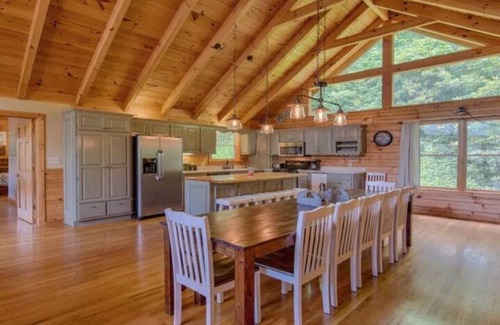 Maggie Valley Cabina | New! Family friendly! Hot tub! Firepit! Beautiful view of the mountainside!