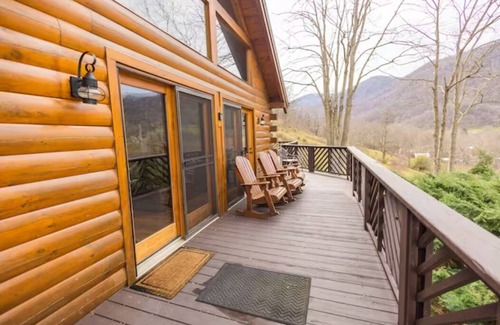 Maggie Valley Cabina | New! Family friendly! Hot tub! Firepit! Beautiful view of the mountainside!