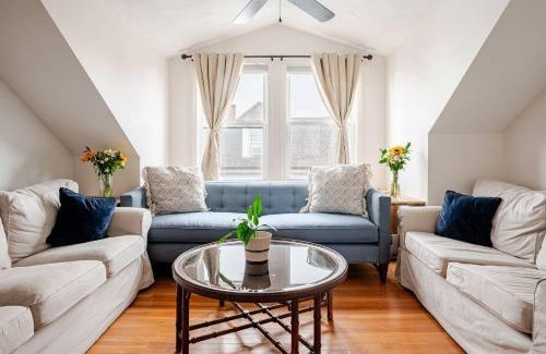 Salem Apartamento | NEW! Family-Friendly Getaway -1 Mi to Dtwn Salem w Roof Deck & Tiki Bar