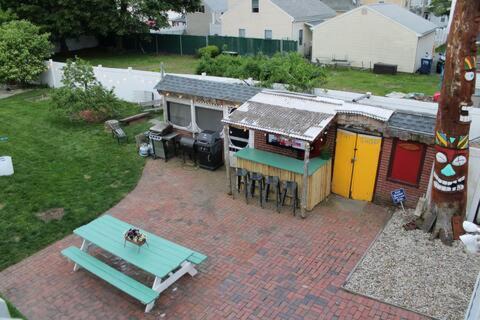 Salem Apartamento | NEW! Family-Friendly Getaway -1 Mi to Dtwn Salem w Roof Deck & Tiki Bar