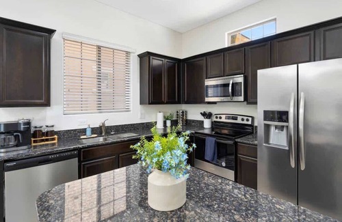 Mesa Condominio | *NEW* Family Oasis Getaway! 2 Pools, Spas & Gym!