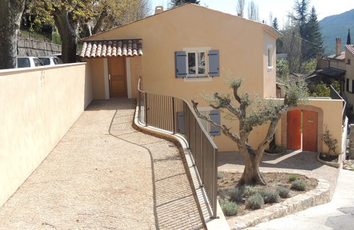 Moustiers-Sainte-Marie Villa | Nueva casa cercada, con PISCINA CLIMATIZADA, estacionamiento privado, acceso para discapacitados
