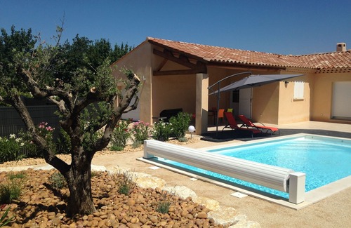 Pernes-les-Fontaines Villa | Nueva villa cercada con piscina cerca del centro del pueblo Pernes-les-Fontaines