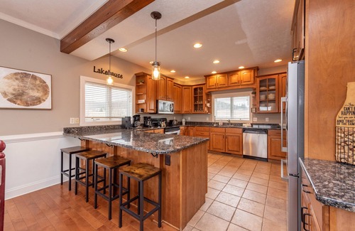 Waterfront Greens Casa | New! Field Of Gold: Lake Access, Wood Fireplace, Hot Tub!