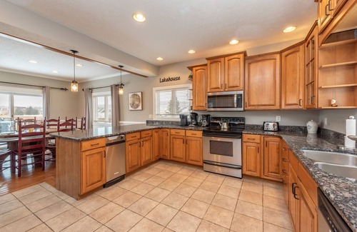 Waterfront Greens Casa | New! Field Of Gold: Lake Access, Wood Fireplace, Hot Tub!