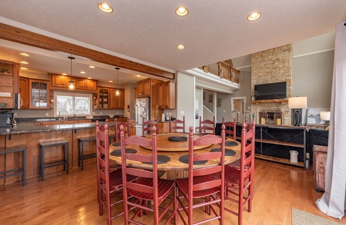 Waterfront Greens Casa | New! Field Of Gold: Lake Access, Wood Fireplace, Hot Tub!