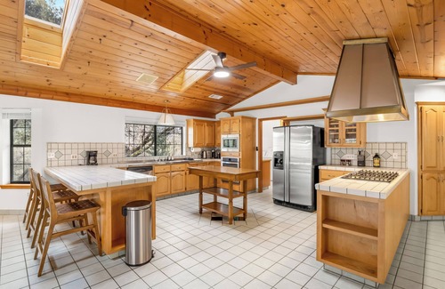 Ahwahnee Casa | NEW - Fire pit - Game room - Sleeps 14 - 40 acres