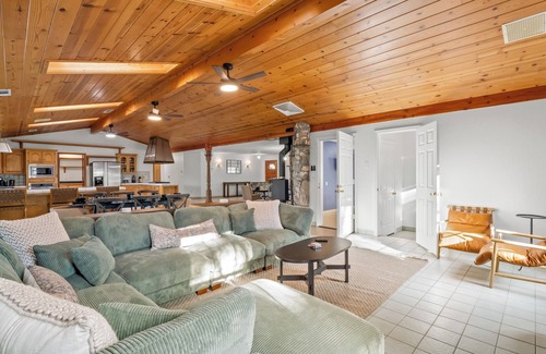 Ahwahnee Casa | NEW - Fire pit - Game room - Sleeps 14 - 40 acres