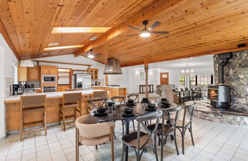 Ahwahnee Casa | NEW - Fire pit - Game room - Sleeps 14 - 40 acres