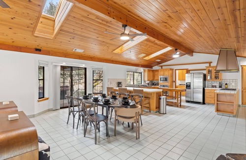 Ahwahnee Casa | NEW - Fire pit - Game room - Sleeps 14 - 40 acres