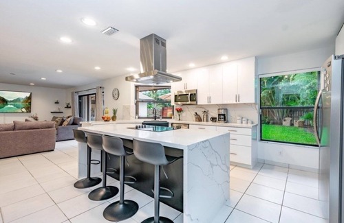 Croissant Park Casa | NEW! Fox Island Heated Spa- Downtown & Beach