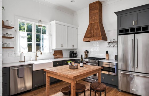 Historic Downtown Franklin Casa | NEW Franklin Farmhouse in heart of downtown! Steps from shops & restaurants!