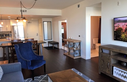 Hunters Point Condominio | Nuevo condominio de lujo totalmente amueblado con hermosas vistas de la ciudad y la bahía.