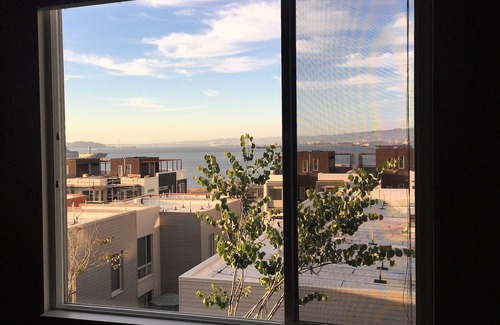 Hunters Point Condominio | Nuevo condominio de lujo totalmente amueblado con hermosas vistas de la ciudad y la bahía.