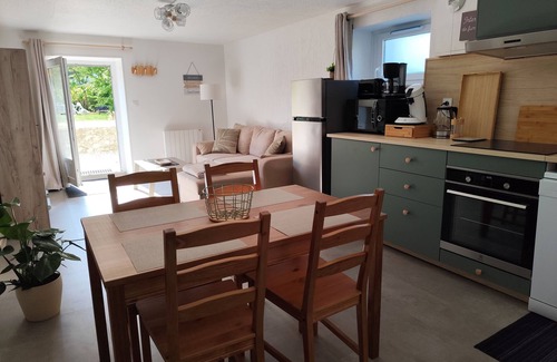 Paroisse Notre-Dame Apartamento | New furnished apartment with terrace and private parking.