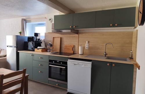 Paroisse Notre-Dame Apartamento | New furnished apartment with terrace and private parking.