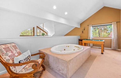 Chalet Village Chalet De Esquí | New! GBurg Resort Cabin*Hot Tub*Sauna*3 Min to Ober