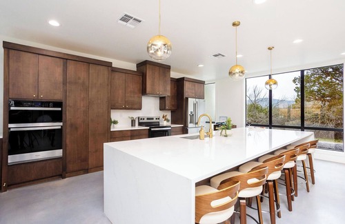 Concan Casa | NEW Glam Modern Luxury Home by River! Pool Hot Tub Movie Room Firepit Sleeps 24
