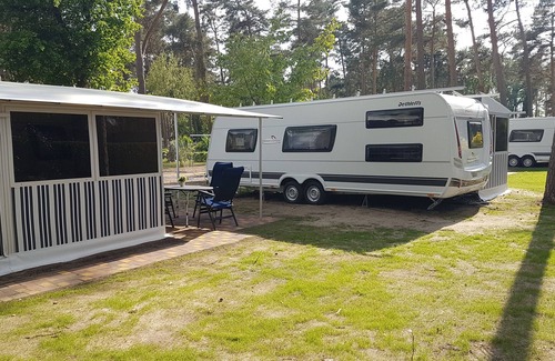 Stadt Wusterhausen Casa | Nueva caravana en alquiler de glamping con baño y cocina.