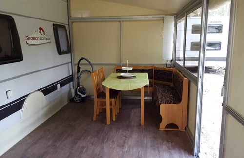 Stadt Wusterhausen Casa | Nueva caravana en alquiler de glamping con baño y cocina.
