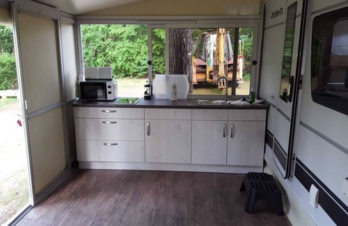 Stadt Wusterhausen Casa | Nueva caravana en alquiler de glamping con baño y cocina.