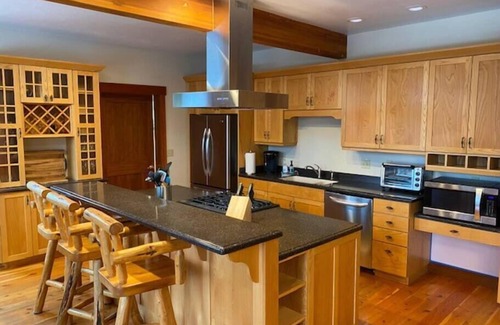 Coram Casa | New! Glorious Montana Haven, Views, and Hot Tub!