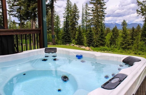 Coram Casa | New! Glorious Montana Haven, Views, and Hot Tub!