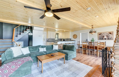 Maggie Valley Cabina | *New | Golf Course + Mountain Views | Hot Tub | Minutes to everything!