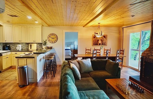 Maggie Valley Cabina | *New | Golf Course + Mountain Views | Hot Tub | Minutes to everything!