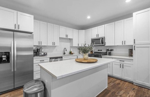 South Oakland Casa | NEW Gorgeous 4bd near universities Hot tub + Games