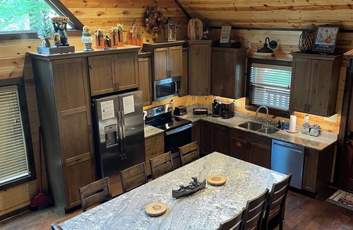 Gatlinburg - Pigeon Forge Cabina | New Grizzly Hideaway Luxury Cabin-Cedar Falls-4 Bdrms-4.5Baths-Sleeps 12