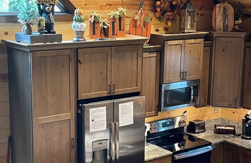 Gatlinburg - Pigeon Forge Cabina | New Grizzly Hideaway Luxury Cabin-Cedar Falls-4 Bdrms-4.5Baths-Sleeps 12