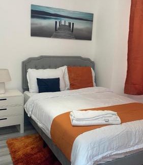 Luton Apartamento | New Guest House, Individual Ensuite Rooms with Comfortable Double Beds, TV and WiFi