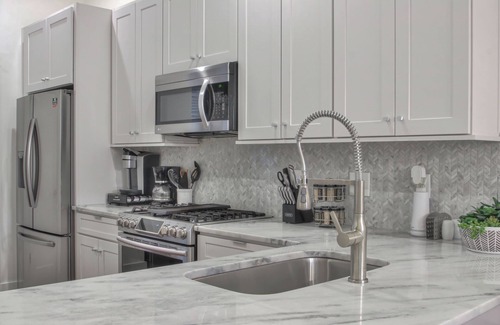 Hillsboro West End Casa | New! Hillsboro Village, Walkable, Luxury, 8 beds, Private Rooftop, Free Parking