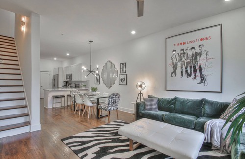 Hillsboro West End Casa | New! Hillsboro Village, Walkable, Luxury, 8 beds, Private Rooftop, Free Parking