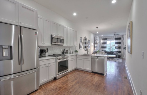 Hillsboro West End Casa | New! Hillsboro Village, Walkable, Luxury, 8 beds, Private Rooftop, Free Parking