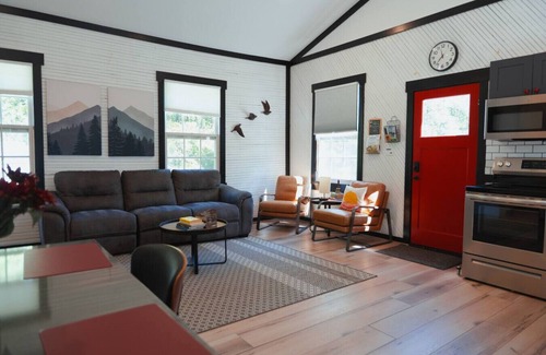 Linden Apartamento | NEW! Historic Schoolhouse HotTub+FirePit+Wineries