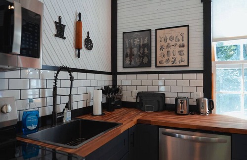 Linden Apartamento | NEW! Historic Schoolhouse HotTub+FirePit+Wineries
