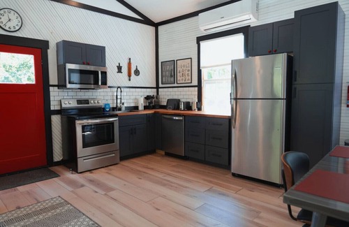 Linden Apartamento | NEW! Historic Schoolhouse HotTub+FirePit+Wineries