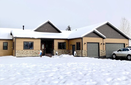 Darby Casa | New home, close to skiing, hunting, rodeos, hiking. Fenced yard, pet friendly.
