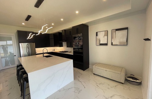 Victoria Harbour Casa | New home|Hot tub|Private beach|Lake front