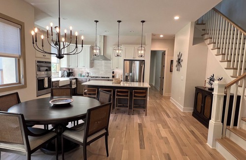 Cheshire Casa | NEW Home in Cheshire Village - Stunning Mountain Views - 3BR 4BA - EV Charger