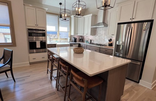 Cheshire Casa | NEW Home in Cheshire Village - Stunning Mountain Views - 3BR 4BA - EV Charger
